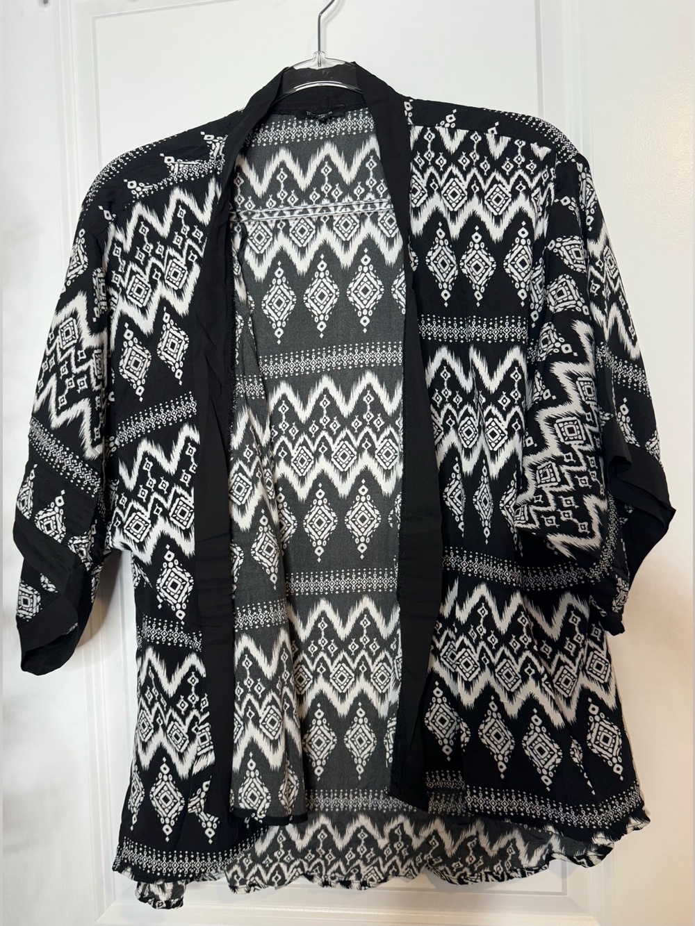Monteau Black and White Geometric Open Front Kimono Sz md short slv